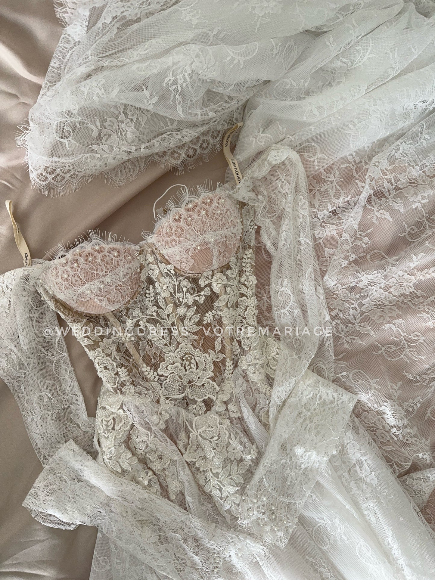 Blanca Limited Edition/ A-line lace wedding dress with sleeves and long train