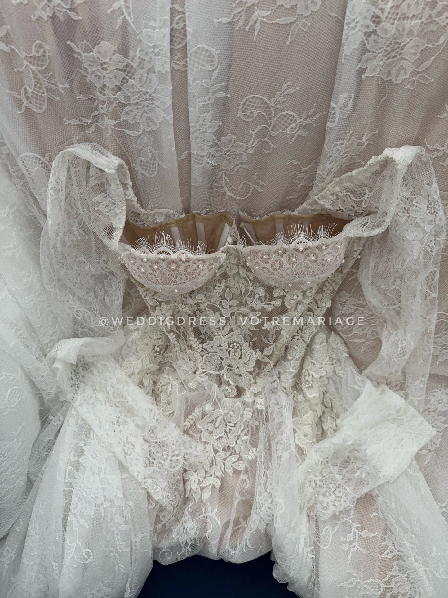 Blanca Limited Edition/ A-line lace wedding dress with sleeves and long train