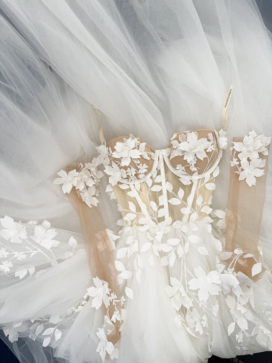 Angelina/ off-white wedding dress with a deep slit and train