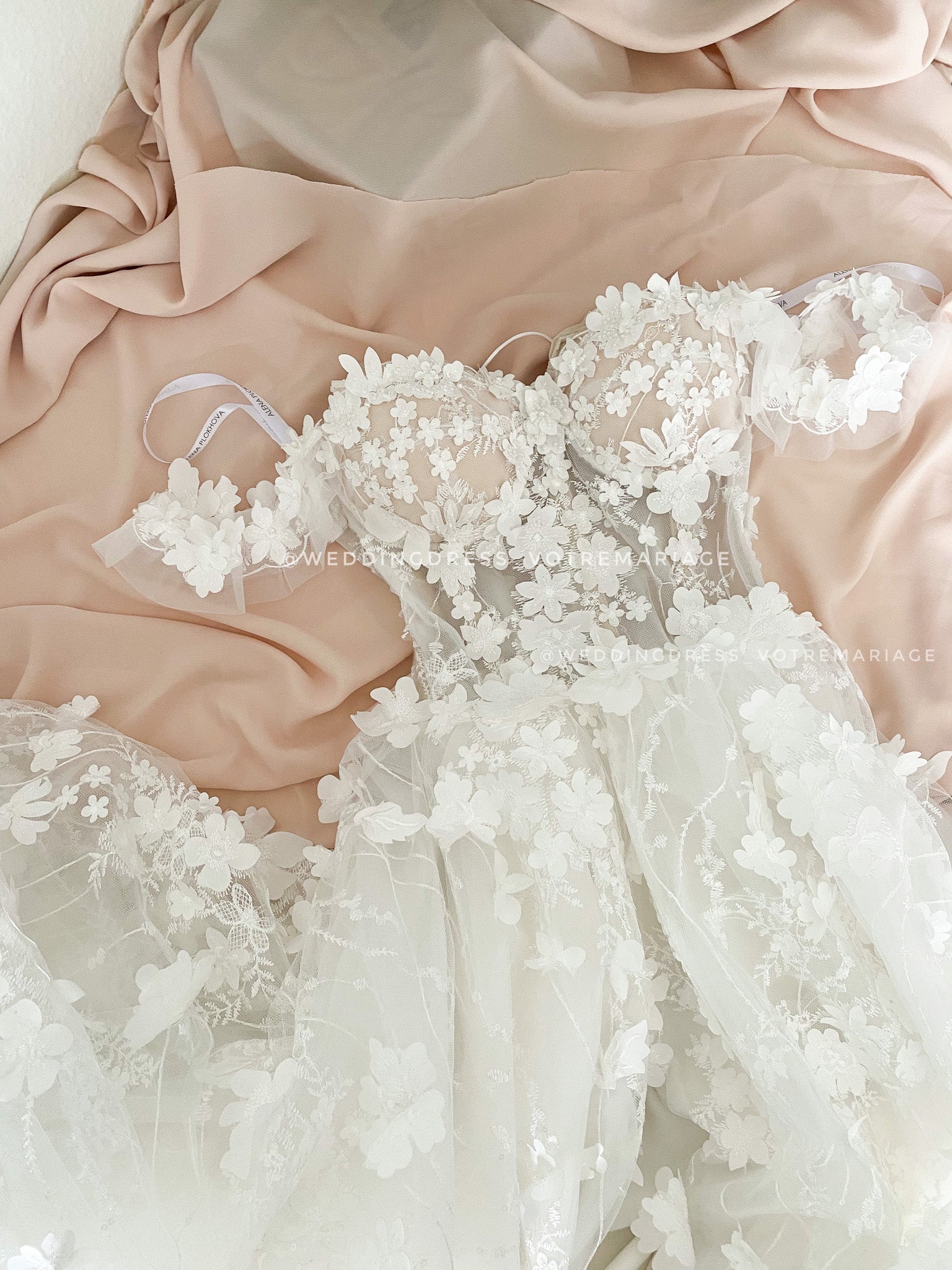 Aria/ off-white lace wedding dress with a high slit Wedding dresses by Alena Plokhova Aria/ off-white lace wedding dress with a high slit Wedding dresses by Alena Plokhova